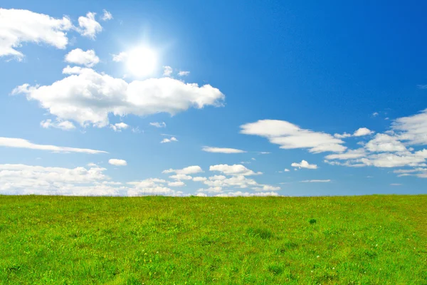 Verde collina sotto cielo nuvoloso blu whit su — Foto Stock