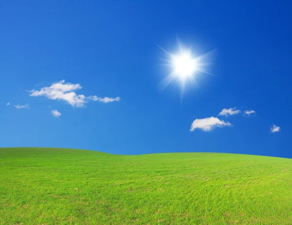 Καταπράσινο λόφο κάτω από την μπλε συννεφιασμένο ουρανό Γουίτ su — Φωτογραφία Αρχείου