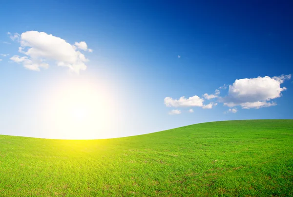 聖霊降臨祭の su を青い曇り空の下で緑の丘 — ストック写真
