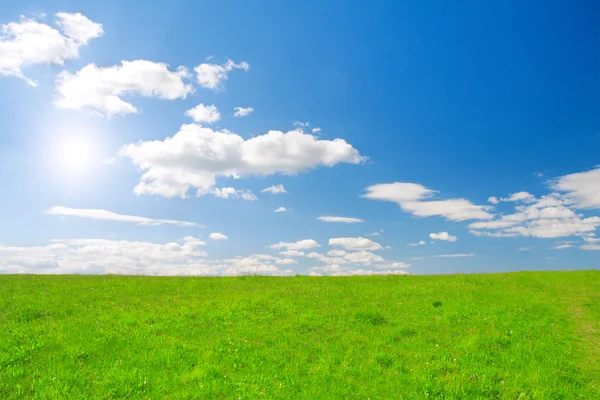 Verde colina bajo cielo azul nublado whit su —  Fotos de Stock