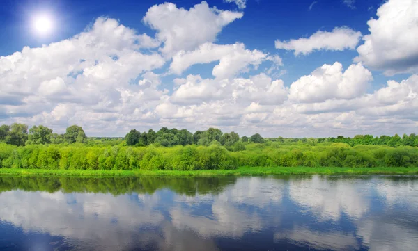 Schöner Fluss und Himmel — Stockfoto