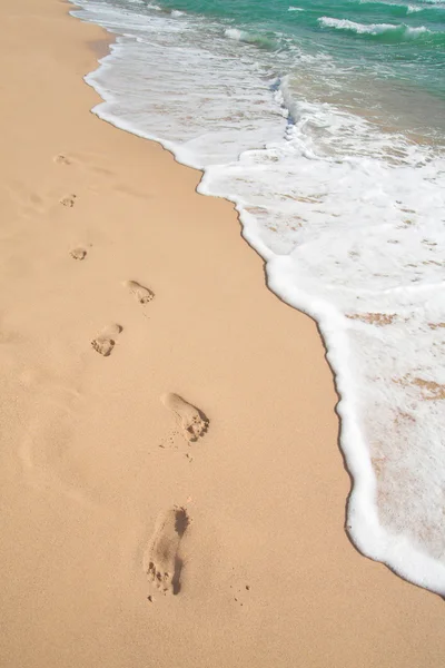 Plaj, dalga ve ayak sesleri — Stok fotoğraf