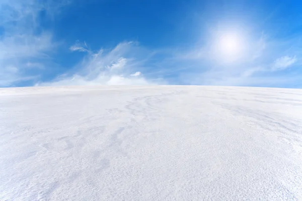 雪の山と青空 — ストック写真