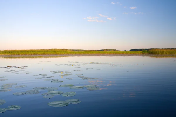 Восход и красивое озеро — стоковое фото