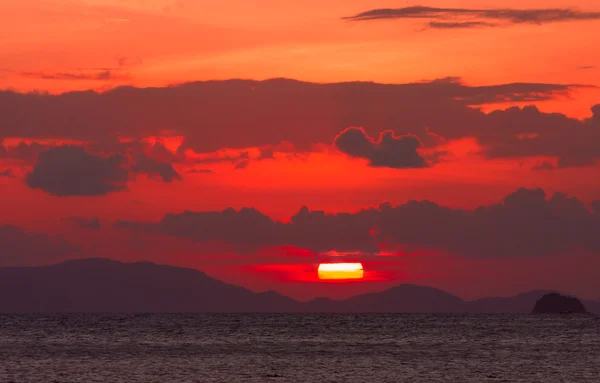 Roter Sonnenuntergang und Meer — Stockfoto