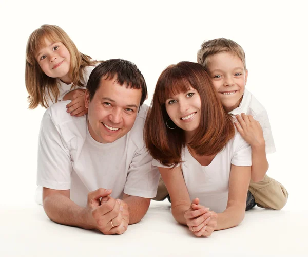 Счастливая семья с двумя детьми — стоковое фото