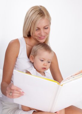 Annesi kızına kitap okumak