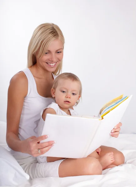Kniha čtení matka s dcerou — Stock fotografie