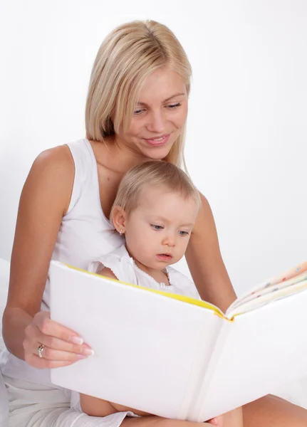 Madre leyendo libro a una hija —  Fotos de Stock