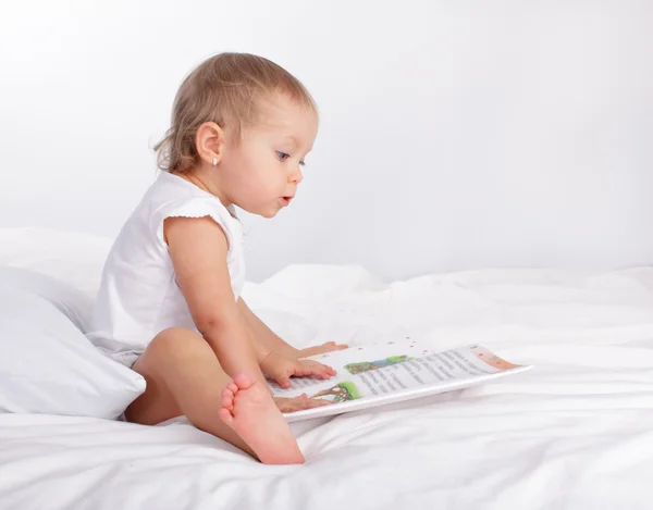 Baby читання книги — стокове фото
