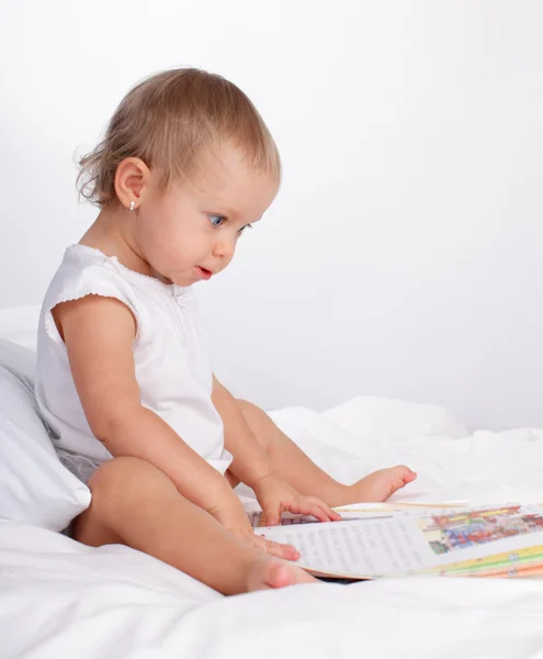 Baby läsa bok — Stockfoto