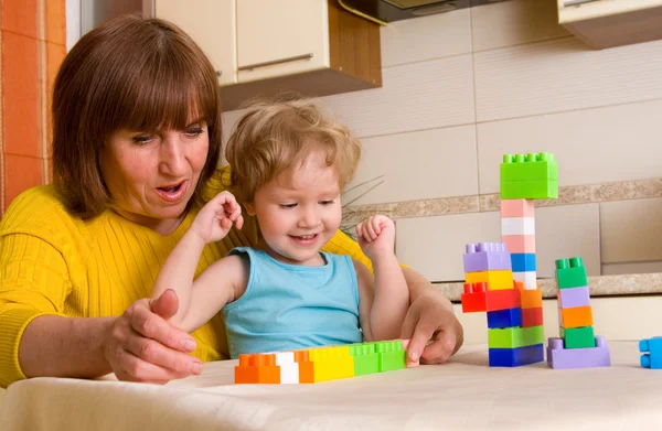 Ребенок с бабушкой играет в кубики — стоковое фото