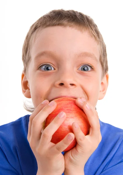 Çocuk bir elma yiyor. — Stok fotoğraf