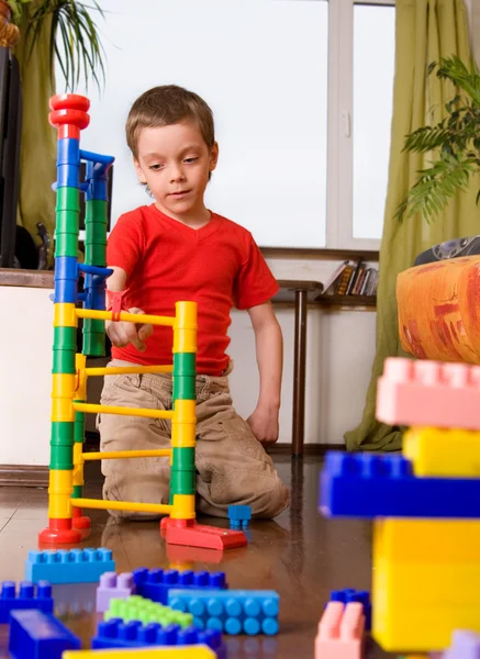 Chlapec hraje s kostkami — Stock fotografie