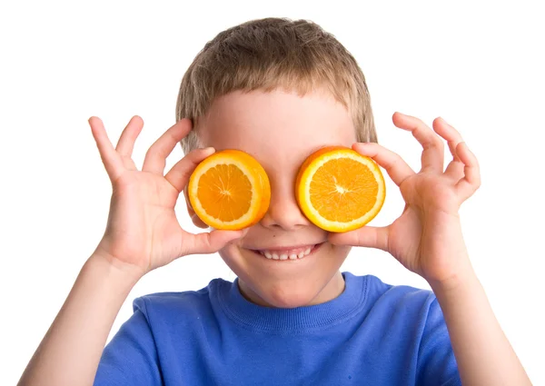 Boy portakal ile — Stok fotoğraf