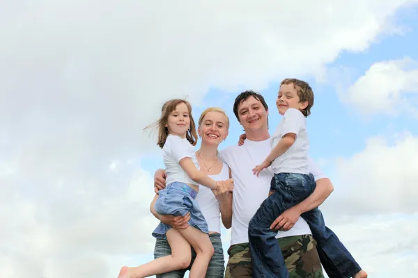 Famille joyeuse avec deux enfants — Photo