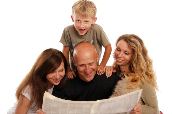 Familie liest Zeitung — Stockfoto