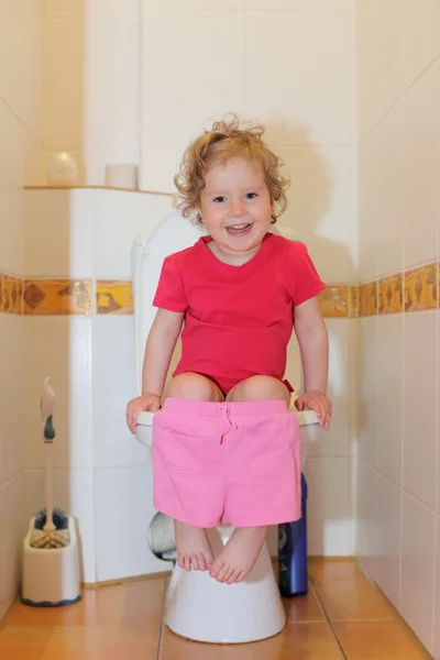 Meisje in een toilet — Stockfoto