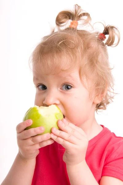女孩吃一个苹果 — 图库照片