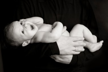 Bebeğe baba ellerine