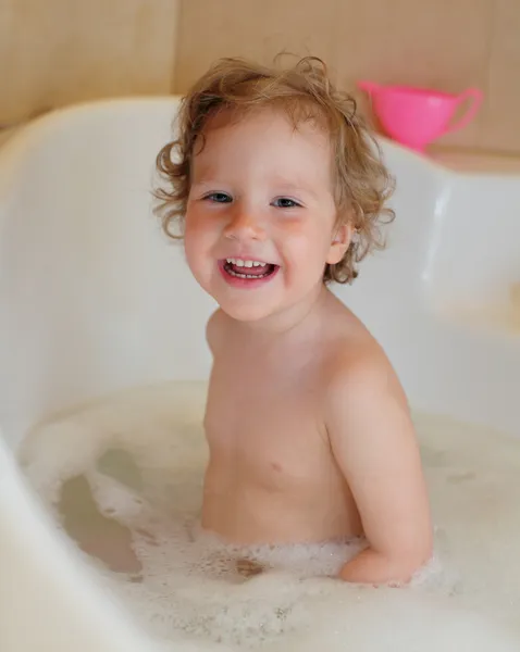 Счастливый ребенок купается в ванной — стоковое фото