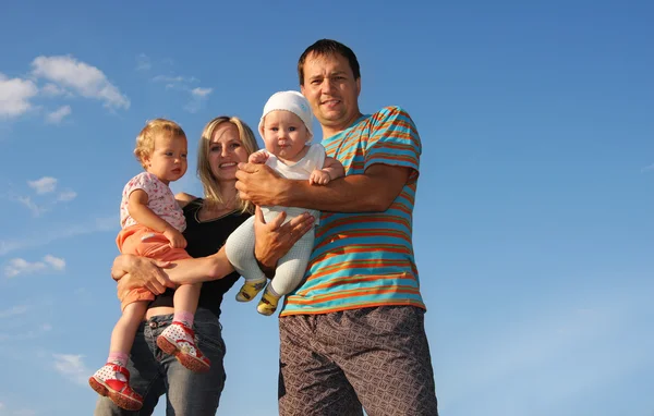 Šťastná rodina proti obloze — Stock fotografie