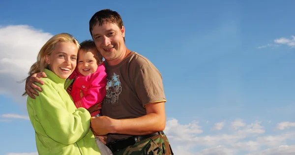 空 2 に対して幸せな家族 — ストック写真