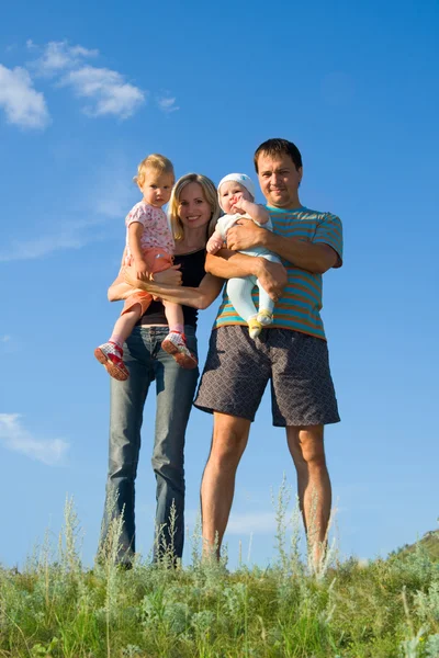 Šťastná rodina proti obloze 6 — Stock fotografie