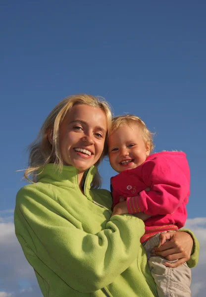Счастливая мама с дочерью — стоковое фото