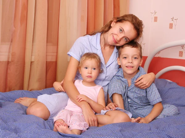 Мама с детьми в доме — стоковое фото