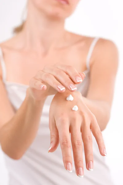 La donna mette una crema per belle mani — Foto Stock