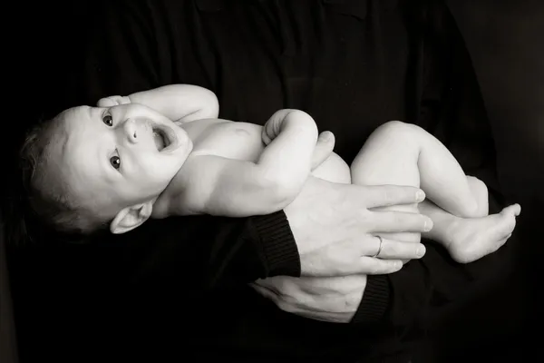 Bebeğe baba ellerine — Stok fotoğraf