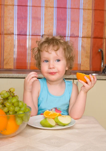 Vacker flicka äter frukt — Stockfoto