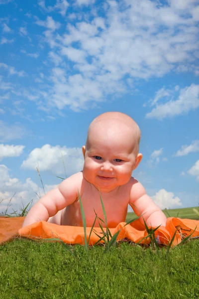 Улыбающийся малыш на мясорубке — стоковое фото