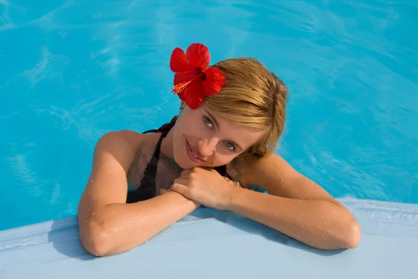 Mooie vrouw in het zwembad — Stockfoto