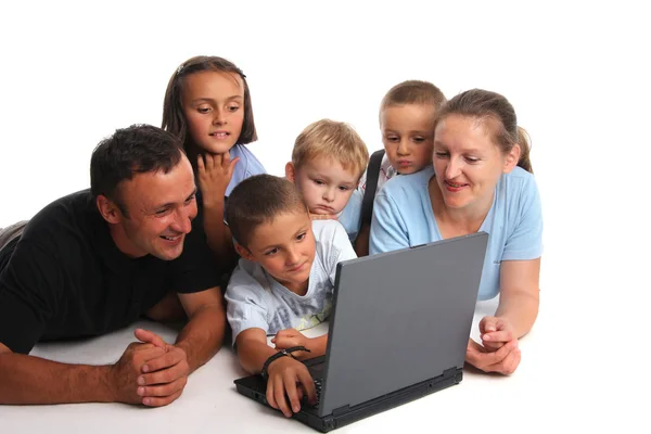 Stor lycklig familj med laptop — Stockfoto