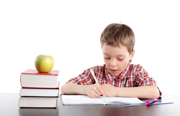 Çocuk bir ödev yapıyor — Stok fotoğraf