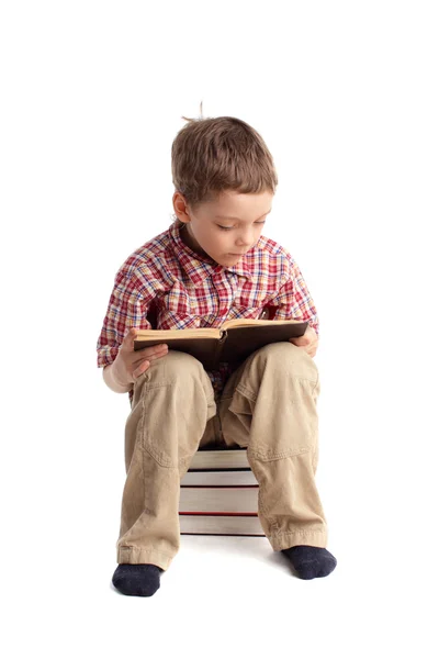 Pojke läser bok — Stockfoto