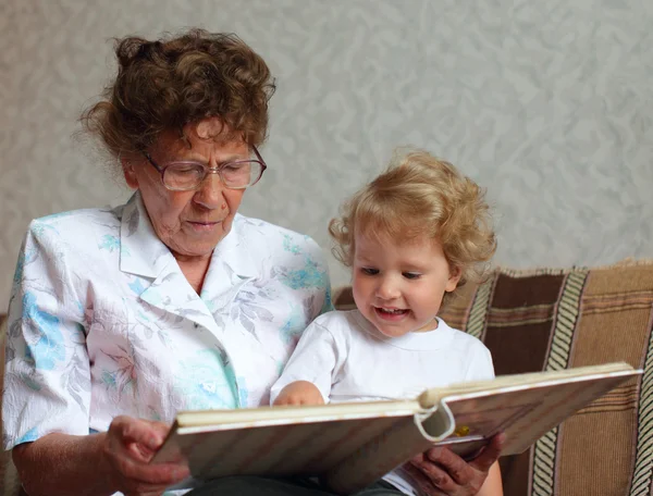 Grootmoeder en kleindochter — Stockfoto