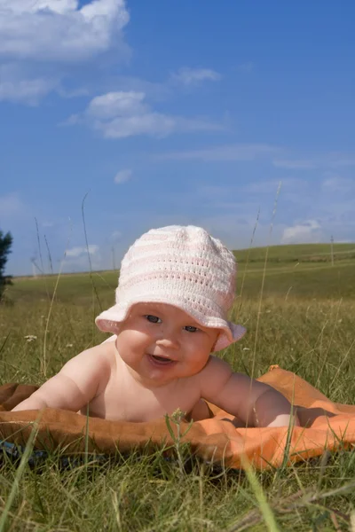 Ευτυχία μωρό σε ένα λιβάδι — Φωτογραφία Αρχείου