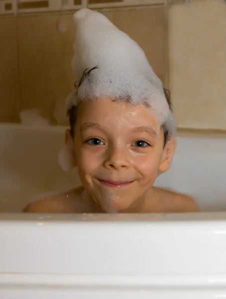 Banhos de rapaz felizes em um banheiro 2 — Fotografia de Stock