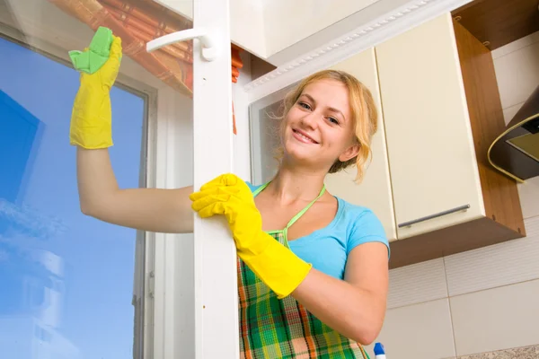 Женщины чистят окно 3 Стоковое Изображение