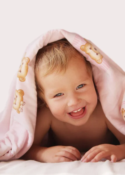 Menina rindo bonita sob um cobertor — Fotografia de Stock