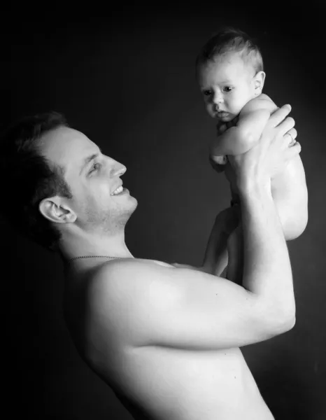 赤ちゃんと一緒に美しいパパ — ストック写真