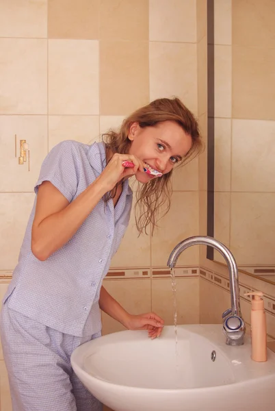 Güzel kadın bir dişleri temizler — Stok fotoğraf