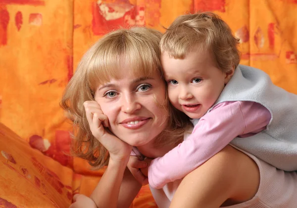 Fröhliche Mutter spielt mit einer Tochter 4 — Stockfoto