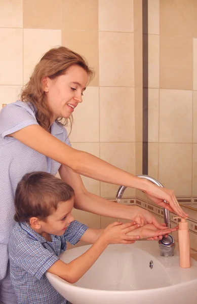 Kind met moeder wassen handen — Stockfoto