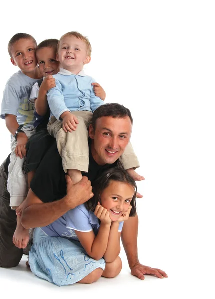 Pai brinca com quatro filhos — Fotografia de Stock