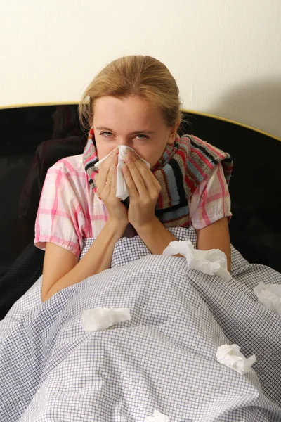 Donna raffreddata a letto 3 — Foto Stock