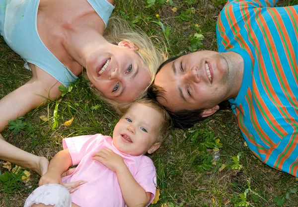 Família felicidade na grama — Fotografia de Stock